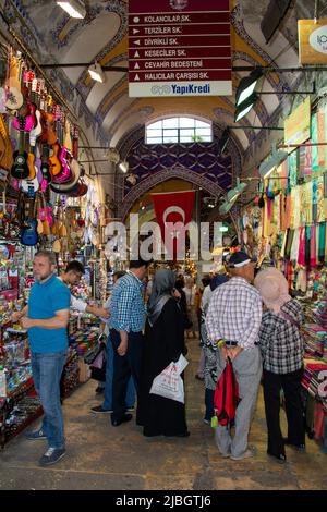 À l'intérieur du Grand Bazar d'Istanbul, en Turquie. Grande variété de magasins différents pour les touristes à marchander, troquer et acheter leurs souvenirs. Banque D'Images