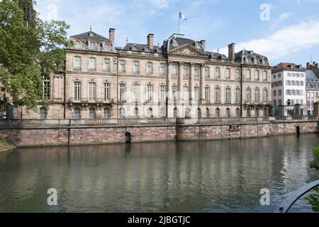 Le Palais Rohan (Palais Rohan) sur la rivière Ill à Strasbourg, en France, est l'ancienne résidence des prince-évêques et cardinaux de la Maison de Rohan Banque D'Images