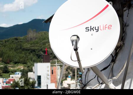 Busan, Corée du Sud - 25 septembre 2018 : fournisseur de radiodiffusion par satellite en Corée du Sud KT SkyLife antenne TV qui est installée sur le toit de la maison. Banque D'Images