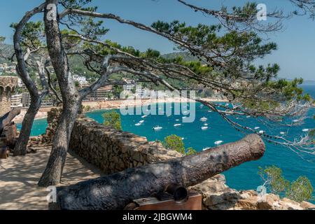 VIEUX CANONS ROUILLÉS LE CHÂTEAU SE BAT TOURELLE VIEILLE VILLE CAP DE TOSSA TOSSA DE MAR COSTA BRAVA CATALOGNE ESPAGNE Banque D'Images