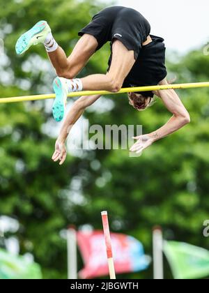 2022-06-06 17:28:55 HENGELO - Pole vaulter Rutger Koppelaar en action dans l'événement de coffre-fort de poteau pendant les Jeux FBK. ANP VINCENT JANNINK pays-bas sortie - belgique sortie Banque D'Images