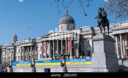 Londres, Angleterre. 26 mars 2022. Tenez-vous avec l'Ukraine à Trafalgar Square, à Londres, en Angleterre. La Russie a envahi l'Ukraine voisine le 24th février 2022 Banque D'Images