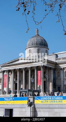 Londres, Angleterre. 26 mars 2022. Tenez-vous avec l'Ukraine à Trafalgar Square, à Londres, en Angleterre. La Russie a envahi l'Ukraine voisine le 24th février 2022 Banque D'Images