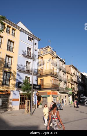 Vue sur un bâtiment coloré de la ville sur le Carrer de Sant Ferran, dans le quartier historique de Valence, en Espagne. Banque D'Images