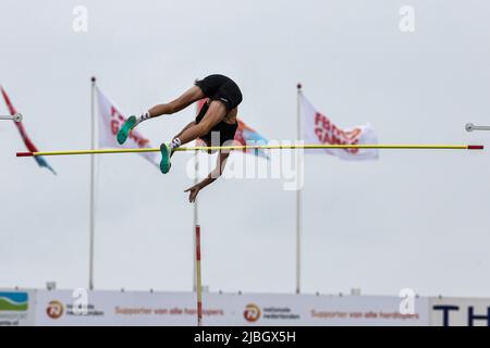 2022-06-06 17:31:14 HENGELO - Pole vaulter Rutger Koppelaar en action dans l'événement de coffre-fort de poteau pendant les Jeux FBK. ANP VINCENT JANNINK pays-bas sortie - belgique sortie Banque D'Images