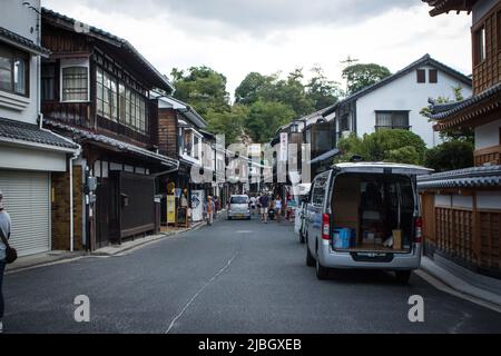 Rue commerçante d'Itsukushima (Miyajima). Itsukushima est une île située dans la partie occidentale de la mer intérieure du Japon, dans la baie d'Hiroshima Banque D'Images