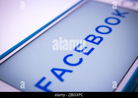 Nouveau logo Facebook sur iPhone. Il a été annoncé à la fin de 2019. Conçu pour se démarquer des autres marques (Instagram, WhatsApp, etc.) Banque D'Images