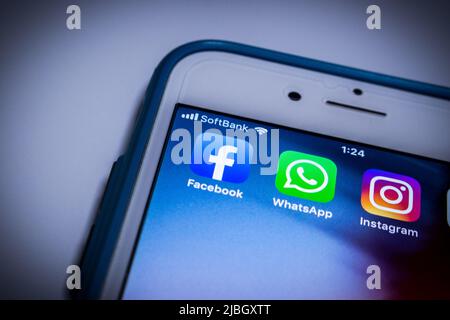 Icône Facebook avec WhatsApp et Instagram sur iPhone. Facebook, fondé par Mark Zuckerberg, est un service de réseautage social américain Banque D'Images