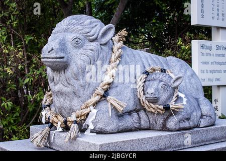 Aichi, Japon - 17 mai 2019 : les sculptures de brebis (parent et fils) réalisées en pierre au sanctuaire Hitsuji, Nagoya, Aichi. Hitsuji signifie brebis en japonais. Banque D'Images