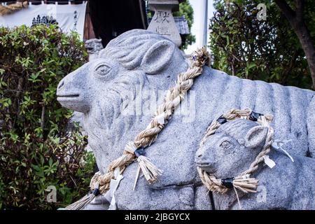 Aichi, Japon - 17 mai 2019 : les sculptures de brebis (parent et fils) réalisées en pierre au sanctuaire Hitsuji, Nagoya, Aichi. Hitsuji signifie brebis en japonais. Banque D'Images