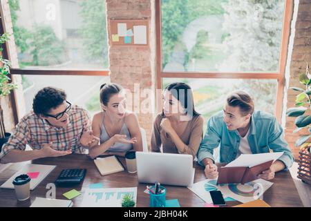 Photo de jeunes gens intelligents sérieux les étudiants de l'université discutent de leur projet de groupe générer des idées créatives Banque D'Images