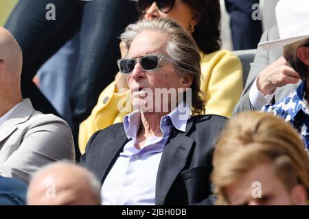 Paris, France. 5th juin 2022. L'acteur AMÉRICAIN Michael Douglas regarde la finale hommes au tournoi de tennis Grand Chelem 2022 à Roland Garros, Paris, France. Frank Molter/Alamy Actualités en direct Banque D'Images