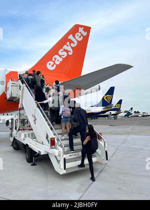 Les passagers embarqueront pour un vol easyJet au départ de l'aéroport de Pise à destination de Londres Gatwick. Mai 2022. Banque D'Images