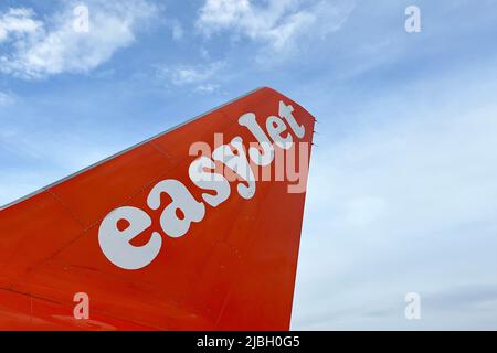 Les passagers embarqueront pour un vol easyJet au départ de l'aéroport de Pise à destination de Londres Gatwick. Mai 2022. Banque D'Images