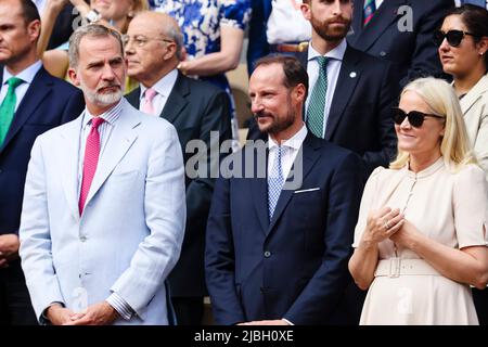 Paris, France. 5th juin 2022. Le roi Felipe VI d’Espagne, Haakon, prince héritier de Norvège, et sa femme Mette-Marit Tjessem assistent à la finale masculine lors du tournoi de tennis Open Grand Chelem 2022 à Roland Garros, Paris, France. Frank Molter/Alamy Actualités en direct Banque D'Images