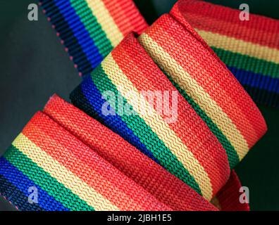 Ruban enroulé coloré de couleur arc-en-ciel sur fond noir Banque D'Images