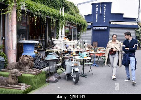 Antiquités exposées au marché aux Puces de Saint-Ouen marché aux puces - Paris - France Banque D'Images