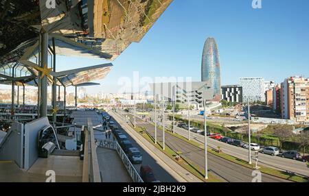 Le musée du design et la tour Agbar de Fira de Bellcaire à Barcelone, Catalunya, Espagne, Europe Banque D'Images