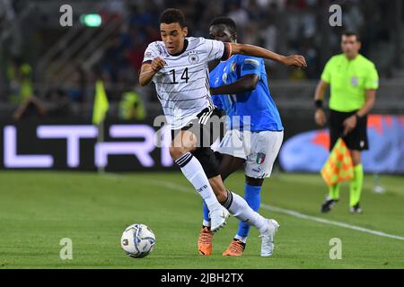Bologna, Italie, 04th juin, 2022 photo de gauche à droite, Jamal Musiala d'Allemagne, Wilfried Gnonto d'Italie Pendant la Ligue des nations de football 2022 Italie-Allemagne crédit: Massimo Insabato/Alamy Live News Banque D'Images