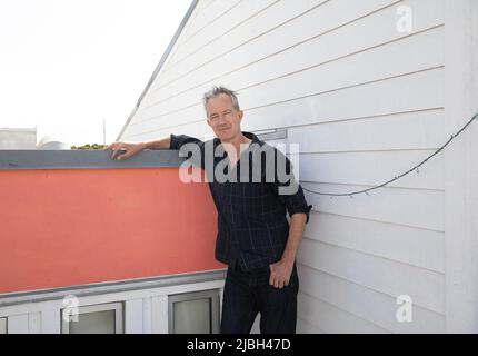 Geoff Dyer à Venise, Californie, le 21st avril 2022 pic © Dan Tuffs 2022 Banque D'Images