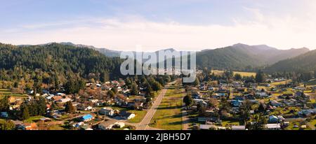 Powers, Oregon, États-Unis. Panorama de drone Banque D'Images