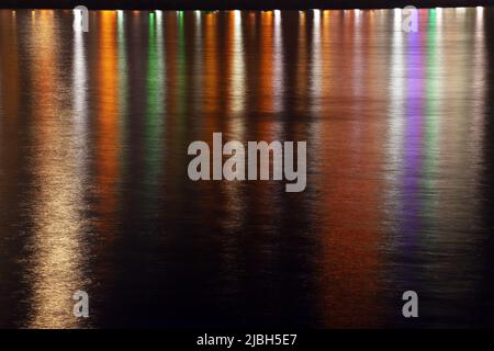 Reflet des lanternes du boulevard sur la mer. Bakou. Azerbaïdjan. Banque D'Images