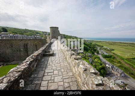 Vue sur la mer depuis les remparts du château de Harlech, Gwynedd, au nord du pays de Galles. Banque D'Images