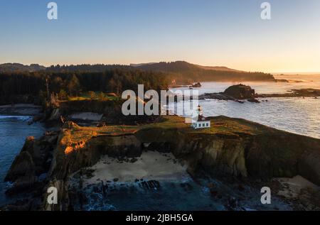 Phare de Cape Arago sur la côte de l'Oregon au coucher du soleil. On peut également voir Shore Acres et Sunset Bay State Park. Banque D'Images