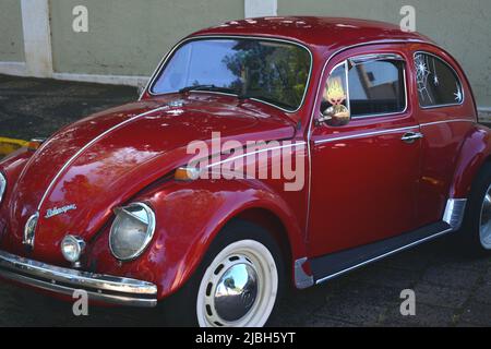 Voiture Volkswagen d'époque en exposition de voitures d'époque au Brésil, Amérique du Sud en zoom photo, côté, avec marqueur de mille, couleur rouge Banque D'Images