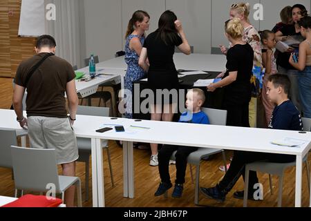 Prague, République tchèque. 06th juin 2022. Inscription dans les premières classes de Prague 7 écoles primaires pour l'année scolaire 2022/2023 pour les enfants d'Ukraine ont eu lieu dans la salle des représentants de l'Office municipal de Prague 7, République tchèque, 6 juin 2022. Crédit : Michal Kamaryt/CTK photo/Alay Live News Banque D'Images