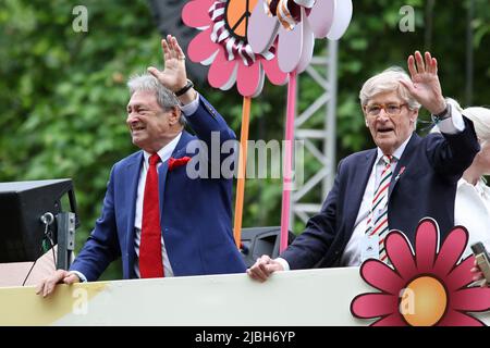 (De gauche à droite) Alan Fred Titchmarsh est un jardinier, un diffuseur, un présentateur de télévision, un poète et un romancier anglais. William ( Bill ) Patrick Roache est un acteur anglais. Il est surtout connu pour jouer à Ken Barlow dans l'opéra de savon d'ITV Coronation Street depuis qu'il a été diffusé pour la première fois le 9 décembre 1960. Il est inscrit dans les records Guinness comme la star de télévision la plus longtemps au service dans un rôle continu. Tous deux sont sur un bus à toit ouvert au Platinum Jubilee Pageant 2022 dans le Mall, Londres. Banque D'Images