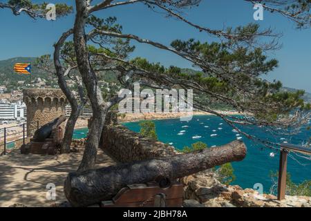 VIEUX CANONS ROUILLÉS LE CHÂTEAU SE BAT TOURELLE VIEILLE VILLE CAP DE TOSSA TOSSA DE MAR COSTA BRAVA CATALOGNE ESPAGNE Banque D'Images