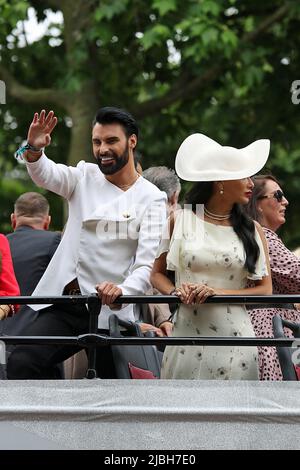 (De gauche à droite) Rolan Clark TV personnalité, présentateur et comédien. Nicole Scherzinger (née Nicole Prascovia Eikolani Valiente) est une chanteuse, actrice et personnalité télé américaine. Les deux étaient sur un bus à toit ouvert au Platinum Jubilee Pageant 2022 dans le Mall, Londres Banque D'Images