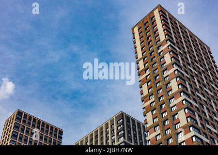 Moscou haut immeuble d'appartements contre le ciel bleu Banque D'Images