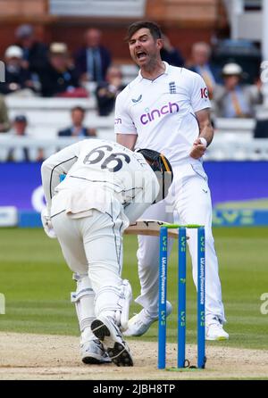 LONDRES ANGLETERRE - JUIN 04 : James Anderson (Lancashire), en Angleterre, célèbre le LBW sur Tom Blundell, en Nouvelle-Zélande, lors DES TESTS D'ASSURANCE SÉRIE 1st Test Banque D'Images