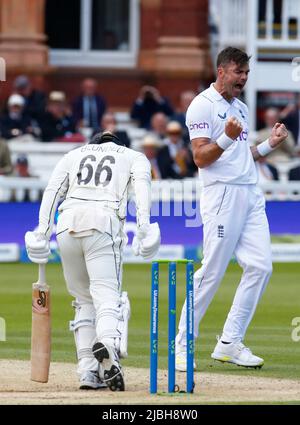 LONDRES ANGLETERRE - JUIN 04 : James Anderson (Lancashire), en Angleterre, célèbre le LBW sur Tom Blundell, en Nouvelle-Zélande, lors DES TESTS D'ASSURANCE SÉRIE 1st Test Banque D'Images