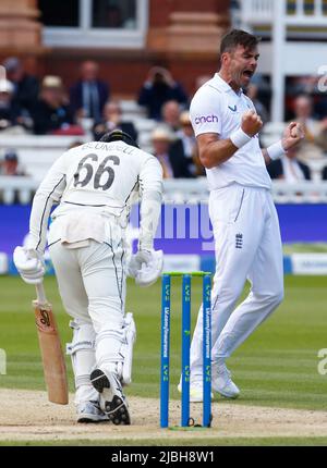 LONDRES ANGLETERRE - JUIN 04 : James Anderson (Lancashire), en Angleterre, célèbre le LBW sur Tom Blundell, en Nouvelle-Zélande, lors DES TESTS D'ASSURANCE SÉRIE 1st Test Banque D'Images