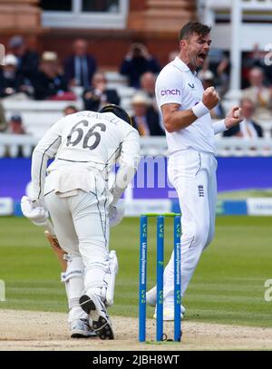 LONDRES ANGLETERRE - JUIN 04 : James Anderson (Lancashire), en Angleterre, célèbre le LBW sur Tom Blundell, en Nouvelle-Zélande, lors DES TESTS D'ASSURANCE SÉRIE 1st Test Banque D'Images