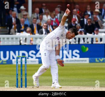 LONDRES ANGLETERRE - JUIN 04 : James Anderson (Lancashire) d'Angleterre pendant LE TEST D'ASSURANCE SÉRIE 1st Test, jour 3, (jour 3 de 5) entre l'Angleterre contre Banque D'Images