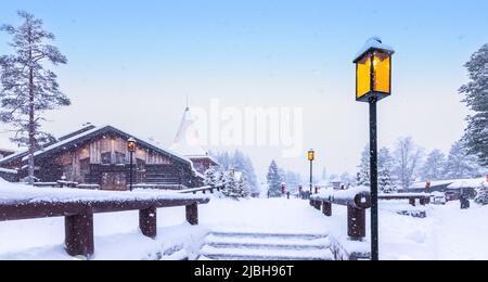 Village de Noël paysage d'hiver, Rovaniemi, Laponie, Finlande. Banque D'Images