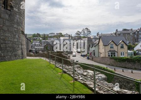 Vue sur la ville de Harlech depuis le château de Harlech, Gwynedd, au nord du pays de Galles. Banque D'Images