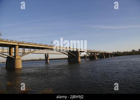 Vue sur les ponts au-dessus de l'OB à Novosibirsk; le pont d'octobre / pont communal et le plus long pont couvert de métro au monde Banque D'Images