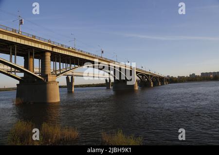 Vue sur les ponts au-dessus de l'OB à Novosibirsk; le pont d'octobre / pont communal et le plus long pont couvert de métro au monde Banque D'Images