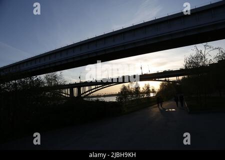 Vue en soirée sur les ponts au-dessus de l'OB à Novosibirsk; le plus long pont couvert de métro au monde et le pont d'octobre / pont communal Banque D'Images