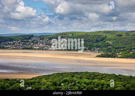 Grange-over-Sands sur la baie de Morecombe depuis Arnside Knott, Cumbria, Angleterre Banque D'Images