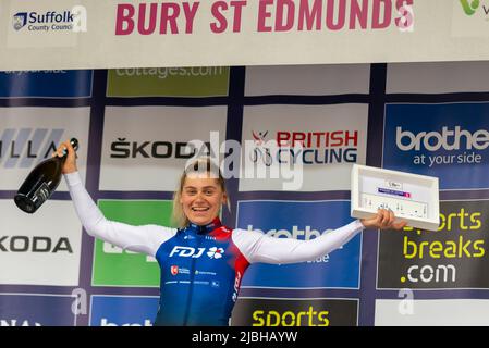 Bury St. Edmunds, Suffolk, Royaume-Uni. 6th juin 2022. La course cycliste UCI Women’s Tour a commencé avec les meilleurs pilotes du monde au départ de Colchester pour la phase 1 142km à travers la campagne Essex et Suffolk jusqu’à la fin à Bury St. Edmunds. Après un long retard causé par un accident de la route, la course a été remportée par Clara Copponi de l'équipe FDJ, célébrant sur le podium Banque D'Images