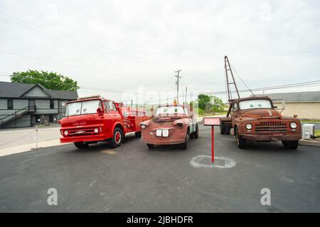 Véhicules sur la piste de voitures sur la route, Galena KS, États-Unis. Ancienne station de service Kan-O-Tex. Camion Spartan Fire de Chevrolet et deux camions de remorquage Banque D'Images