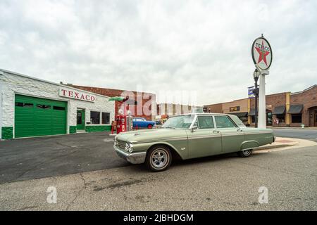 Gearhead Curios, station-service ou station-service Texaco restaurée, Galena, Kansas, Kansas, États-Unis. Arrêt d'attraction de la route 66. Ford Galaxie 500 voiture garée Banque D'Images