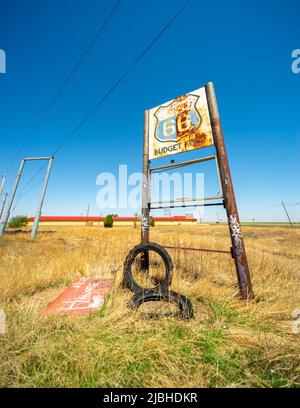 Panneau « Budget fuel » de la route 66 rouillée à côté de l'Interstate 40, I-40, Panhandle TX Texas, États-Unis Banque D'Images