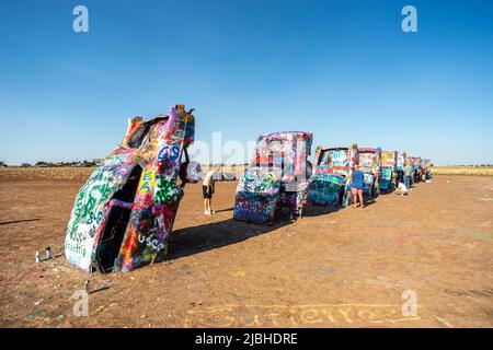 Cadillac Ranch, près de la route 66 TX Texas, États-Unis. Vaporisez de vieilles voitures Cadillac peintes près de l'I-40 Amarillo, Texas. Banque D'Images